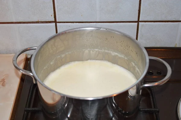 在一个锅里的牛奶 — 图库照片