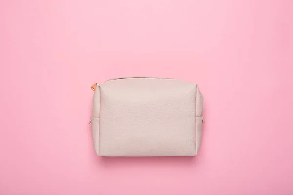 Damska torebka kosmetyczna na różowym tle — Zdjęcie stockowe
