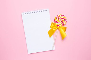 Not defterli renkli lolipop pembe arka planda pembe, sarı ve beyaz spiral, çocukluk şekerleri