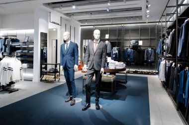 Erkek Casual elbise alışveriş merkezi mağaza içinde giymiş mankenler