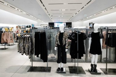 Mankenler Kadın Çocuk Giyiniyor Alışveriş Merkezi Mağazasında Günlük Kıyafetler