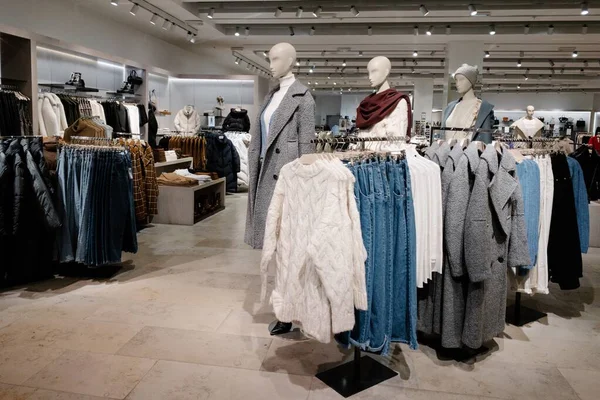 Alışveriş merkezinde, sonbahar ve kış koleksiyonunda kadın kıyafetleri