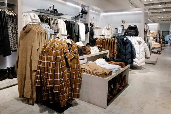 Weibliche Freizeitkleidung im Geschäft von Einkaufszentrum, Herbst- und Winterkollektion — Stockfoto