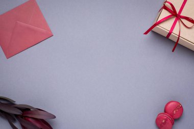 Gri arkaplan, hediye zarfları, hediye kutusu ve kurabiyeler.