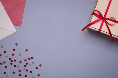 Hediye zarfları ve hediye kutusuyla gri arkaplan