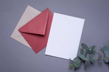 Gri arkaplanda mevcut kart ve yeşil bitki