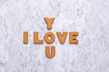 Harfli kurabiyeler Seni seviyorum mermer arka planda