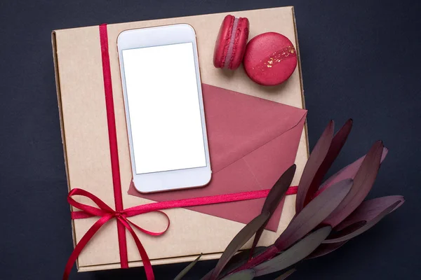 Cep telefonu ve çiçekli ve koyu arkaplanda mevcut.