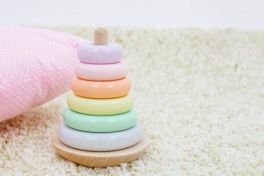 Çocuklar parlak arkaplanda gökkuşağı renkli piramit oyuncakları