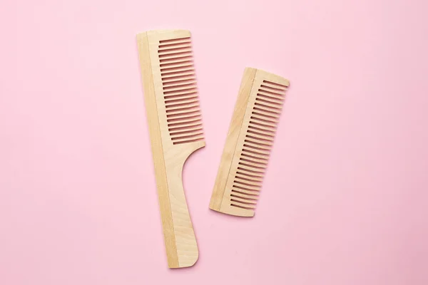 Pembe arka plan, banyo ve saç aksesuarlarında eko ahşap tarak.