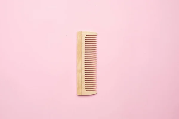 Pente de madeira Eco em fundo rosa, banheiro e acessório de cabelo — Fotografia de Stock