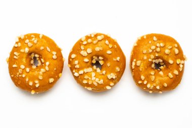 Beyaz arka planda tatlı karamel çörekler.