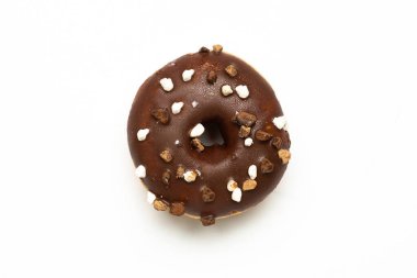 Beyaz arka planda fındıklı tatlı çikolatalı çörek.