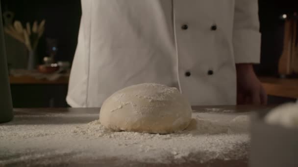 Cuoco Maschio Che Prepara Impasto Con Farina Cucina Pane Cosparso — Video Stock