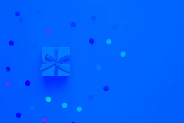 선물 상자 또는 텍스트 공간 이 있는 핑크 테이블에 현재의 상자 및 색상 confetti. 유행하는 파란색 착색제 — 스톡 사진
