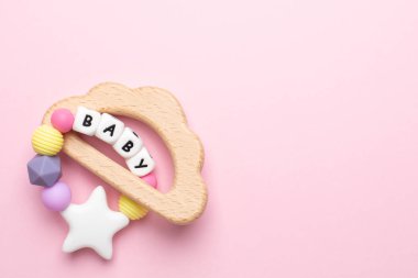 Bebek ahşap oyuncaklar ve bağlar pembe arka planda pastel renkler