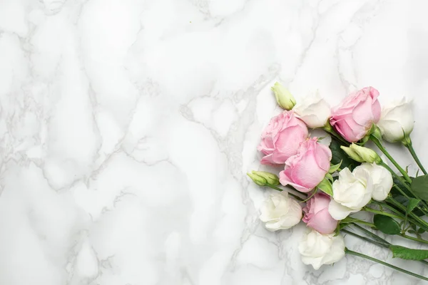 Fotokopi aletiyle mermer arka planda pembe ve beyaz güller. Tatiller için minimalist kompozisyon.