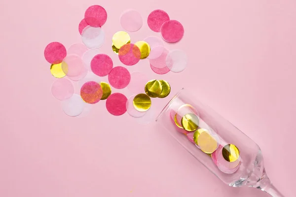 Copas de champán con confeti dorado y rosa sobre papel de color rosa fondo estilo minimalista macro ver — Foto de Stock