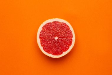 Turuncu arka planda greyfurt, meyve bezi, yaz minimumu kompozitonu