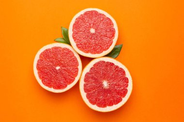 Turuncu arka planda greyfurtlar, meyve düzlükleri, yaz kompozitonu