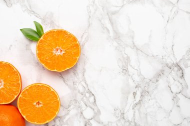 Fotokopi alanı, meyve düzlemi, yaz minimumu ve akraba kompozitonu ile mermer zemin üzerinde taze turuncu mandalina