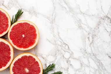 Mermer zemin üzerinde üzüm ve biberiye, telif alanı, meyve düzlüğü, yaz minimumu ve akrabalık kompozitonu