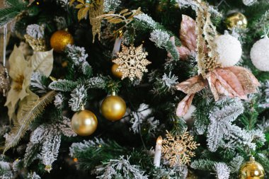 Klasik ve lüks renklerde Noel ağacı süslemeleri. Mutlu yıllar ve Xmas temalı yan görünüm