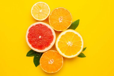 Sarı zemin üzerinde meyveler, telif alanı, meyve düzlüğü, greyfurt, limon, mandalina ve turuncu üst görüşlü yaz minimumu kompozitonu