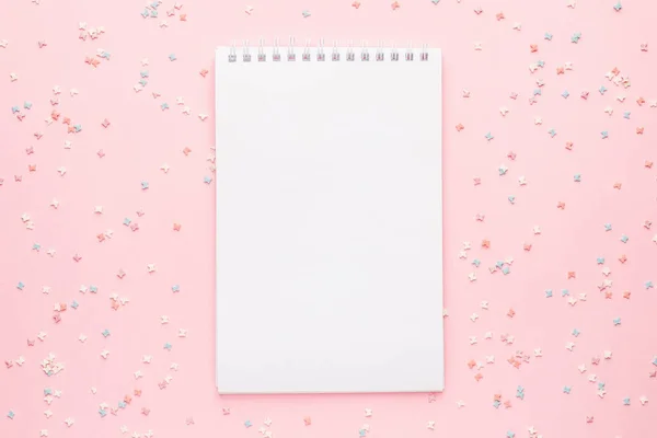 Cuaderno Cobertura Pastelería Dulce Sobre Fondo Rosa Vista Superior — Foto de Stock