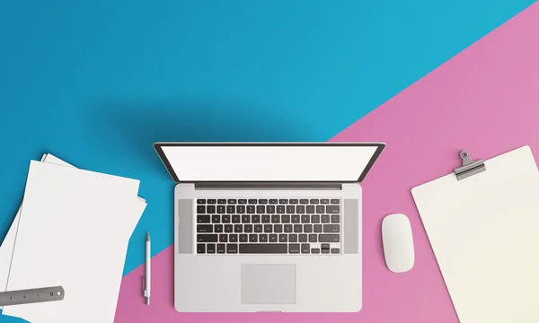 Креативный макет ноутбука и бумаги на синем розовом фоне — стоковое фото