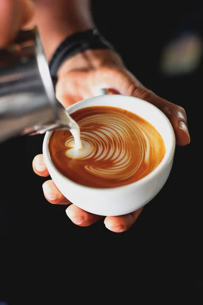Café latte arte por cafetera — Foto de Stock