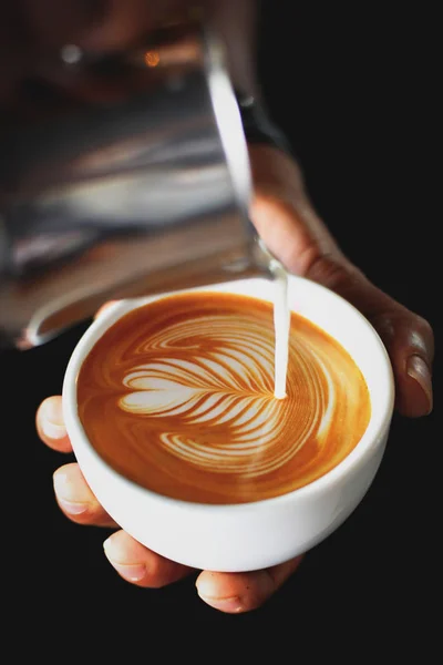 Café latte arte por cafetera — Foto de Stock