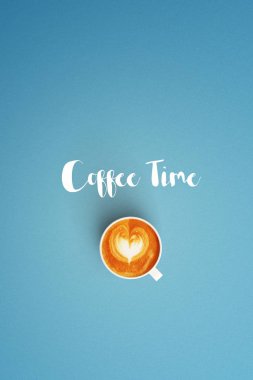  hediye kutuları kırmızı şeritler üst üzerinde izole yeşil C'den görüntülendi