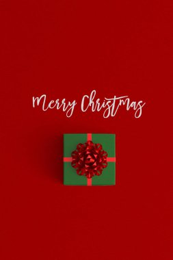 Renk arka plan üzerinde mutlu Noeller