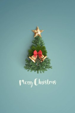 renk arka plan üzerinde Merry chirstmas ve Noel ağacı