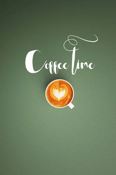 Kopje koffie latte art op kleur achtergrond — Stockfoto
