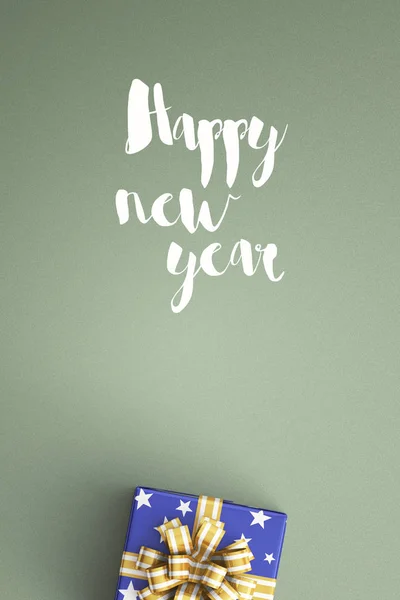 Happy new year ve hediye kutuları renk arka plan üzerinde — Stok fotoğraf