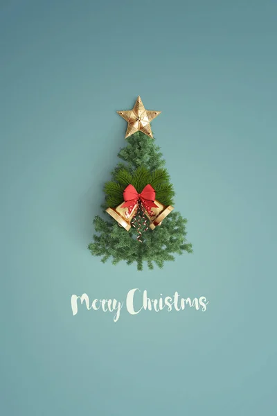 С Рождеством и рождественской елкой на цветном фоне — стоковое фото
