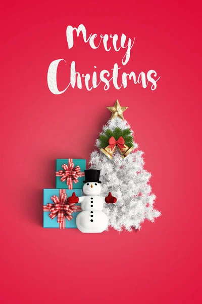 С Рождеством и рождественской елкой на цветном фоне — стоковое фото