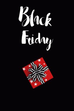 Black friday ve renk arka plan üzerinde hediye kutusu