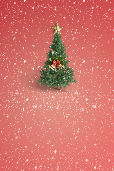 Veselé Vánoce a vánoční stromek se sněhem na barvu pozadí — Stock fotografie