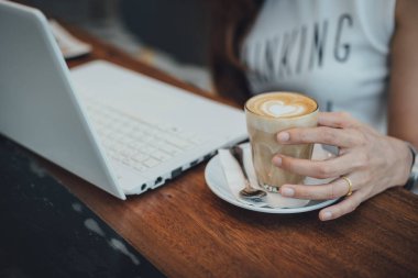 kahve latte sanat kadın el ile