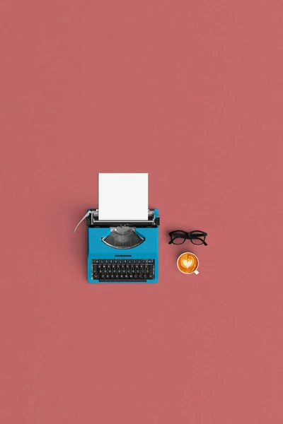 Винтажная пишущая машинка с кофе латте и книга открыта на цвет обратно — стоковое фото