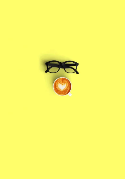 Kawa i okulary na kolor tła — Zdjęcie stockowe