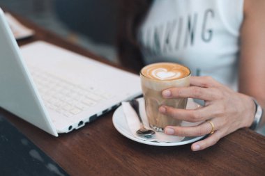kahve latte sanat kadın el ile