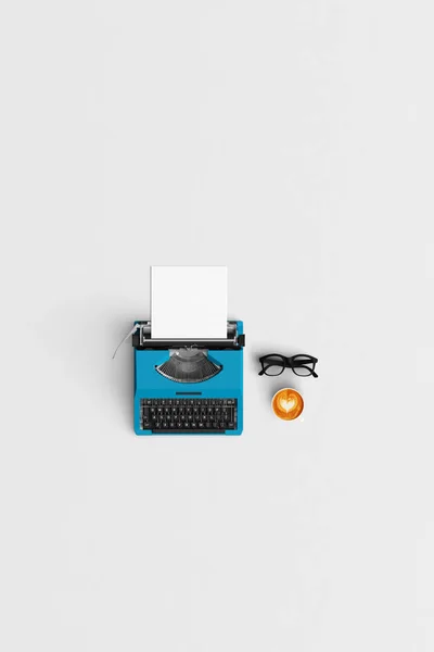 Máquina de escrever vintage com café latte e livro aberto na cor de volta — Fotografia de Stock