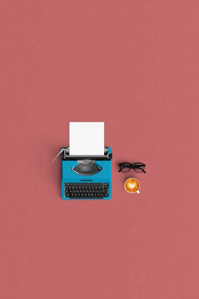 Vintage typywriter with coffee latte and book open on color back — Stock Photo, Image