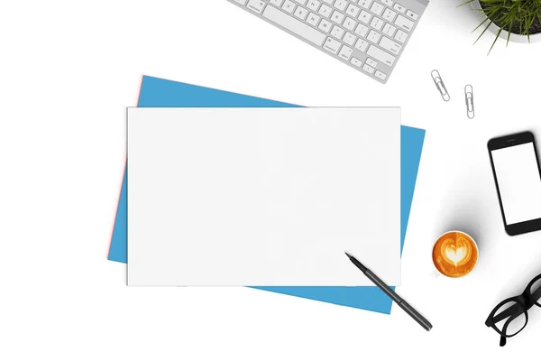 Billentyűzet, kávé, okostelefon, notebook a színes háttérrel — Stock Fotó