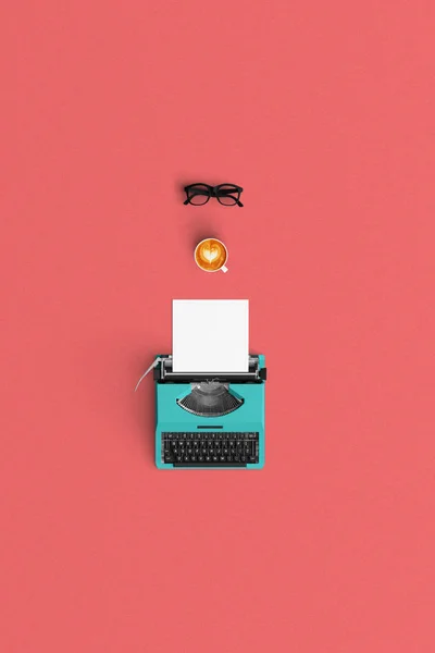 Machine à écrire vintage avec café latte et livre ouvert sur la couleur arrière — Photo
