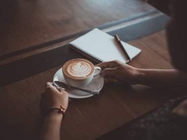fincan kahve latte art Tarih ahşap resepsiyon kafede kafe vintage renk tonu